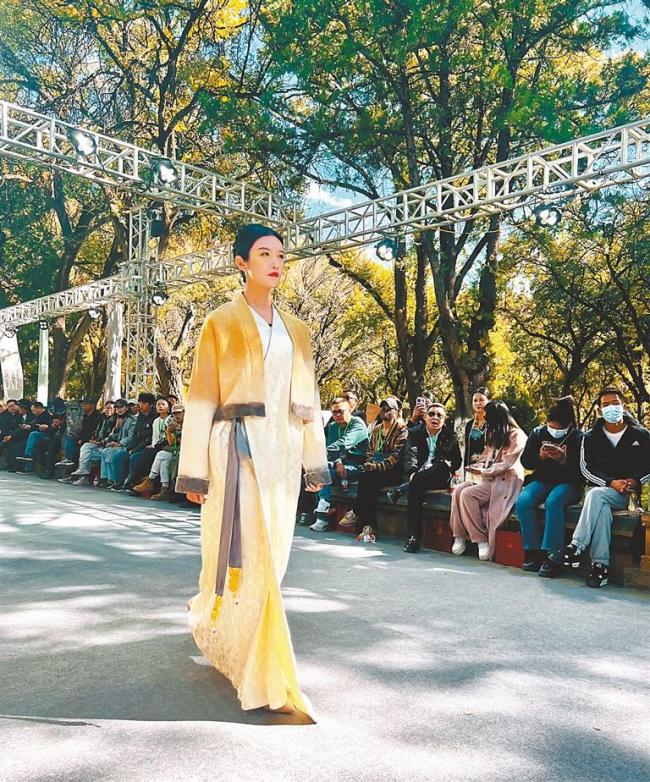 日喀则民族服饰品牌“五彩饰界”：传统与现代的灵感碰撞
