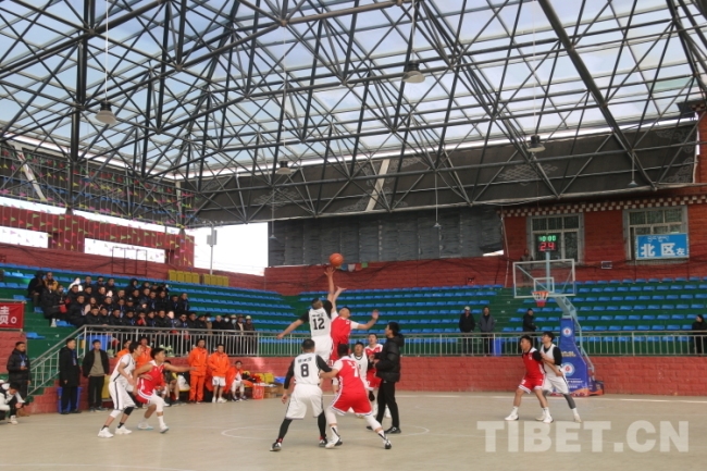 四川理塘县举行“民族团结杯”全民健身篮球联赛