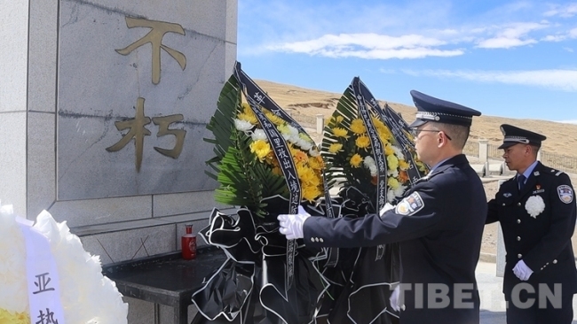 西藏里孜出入境边防检查站开展清明祭扫活动