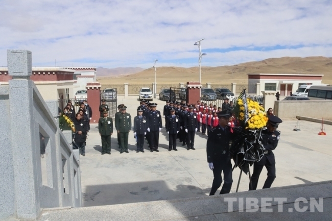 西藏里孜出入境边防检查站开展清明祭扫活动
