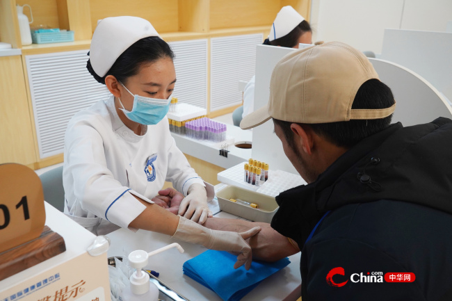 西藏自治区野生动物保护员进京考察学习团成员进行抽血检查