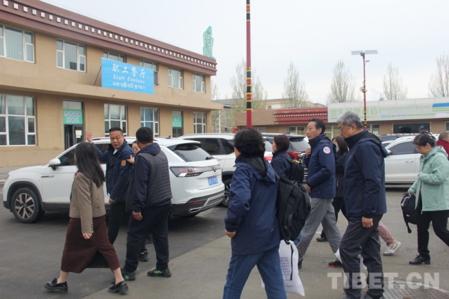 首都医疗专家团与阿坝县群众的温情故事