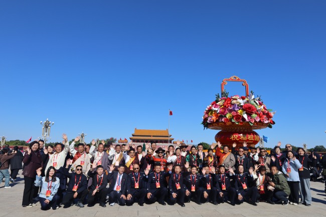西藏林芝波密县基层干部学习参观团学员在天安门广场合影留念