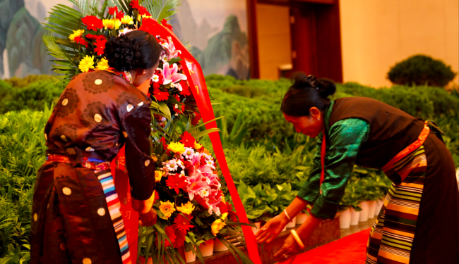 西藏林芝波密县基层干部学习参观团向毛主席坐像前献上鲜花表达对伟人的深切缅怀