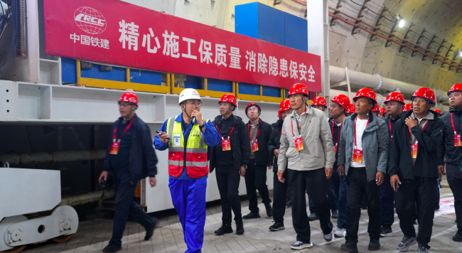 西藏林芝波密县基层干部实地考察津潍高铁先开段的在建工程现场