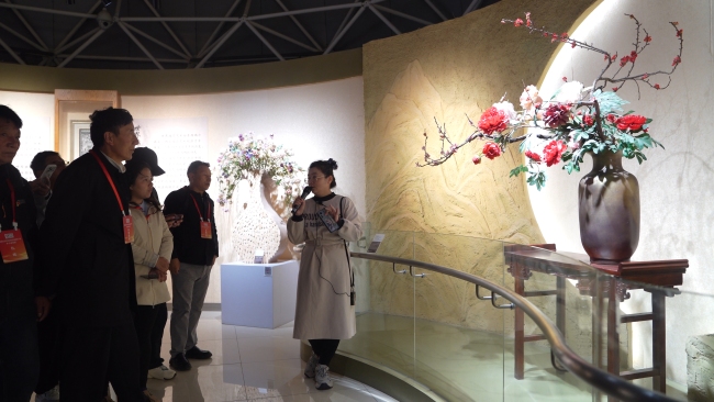 西藏林芝波密县基层干部参观中国插花博物馆