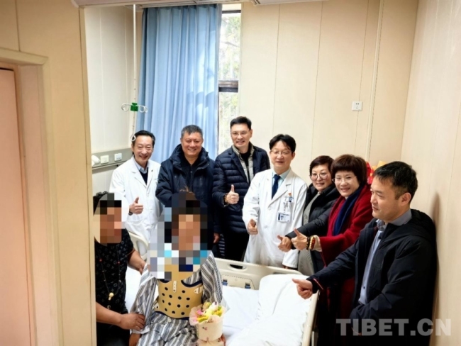 两名四川阿坝州藏族脊柱畸形青年在京圆梦