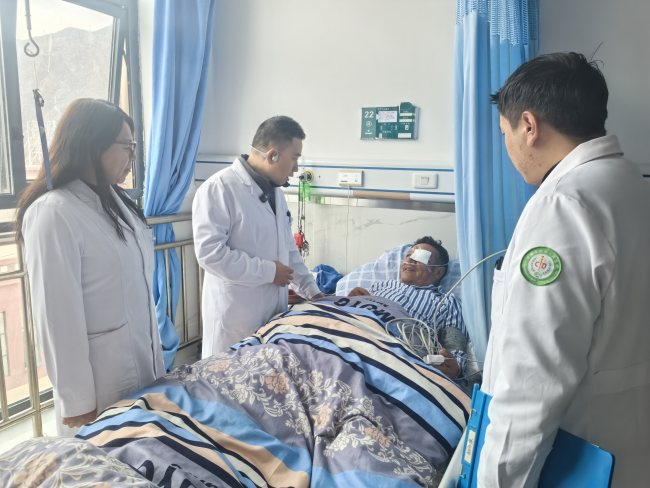 “全身心投入，做最实的帮扶”——重庆眼科博士胡柯的雪域新年