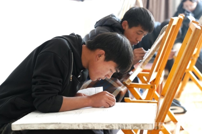 西藏日喀则：一笔一画，续上民族手工艺的传承路