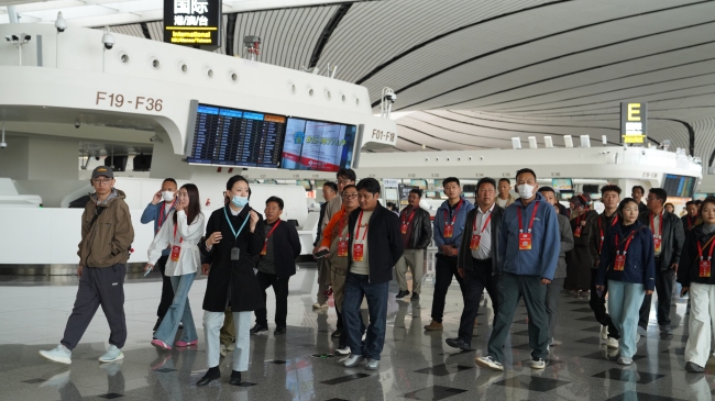 考察团成员在大兴国际机场航站楼内参观,了解机场智慧化运营与建设发展成果
