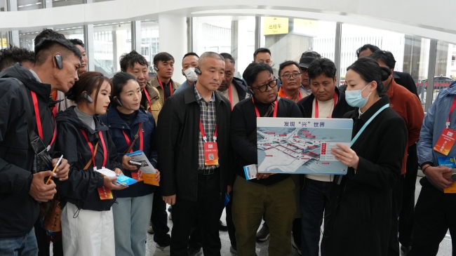 考察团成员在大兴国际机场航站楼内参观,了解机场智慧化运营与建设发展成果