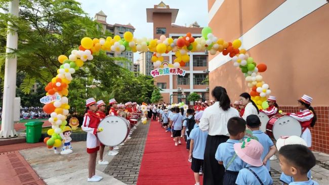 西双版纳爱心企业为景洪市一小学送来开学“礼物”