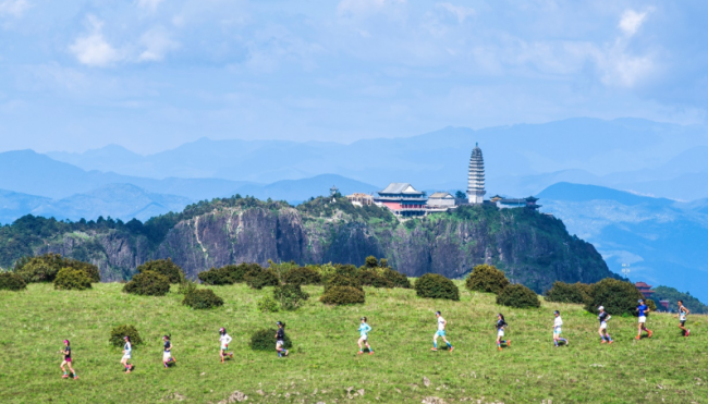 游客在山川间奔跑。大理州委宣传部 供图