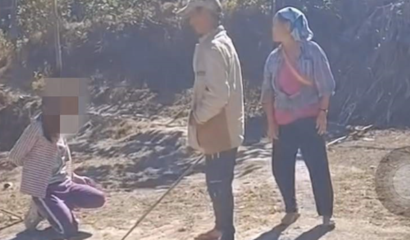 女子被12人轮流棍击?云南警方回应 注意到视频正对该事件开展调查