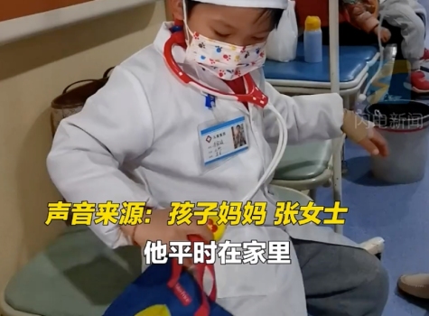 男童穿医生服去医院输液，女护士：这“医生”哪来的？