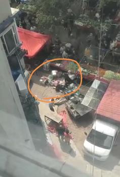 沈阳一菜市场发生凶案，视频显示一黑衣男子多次砍向两名女性