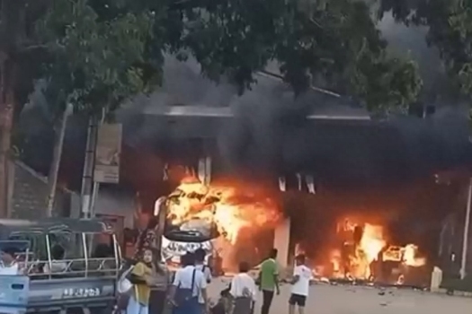 缅北一加油站爆炸起火致1死10余伤，凶猛大火烧毁多车黑烟滚滚