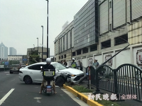 上海私家车与搅拌车相撞，随后失控撞倒路边灯杆