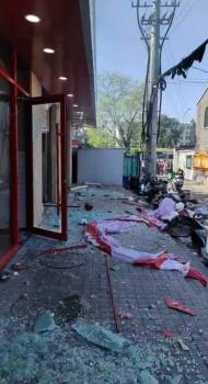 南京熟食店闪爆致3人受伤 沿街商铺遭波及