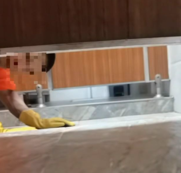 男清洁工趴地上女厕偷窥 女子吓得录视频报警