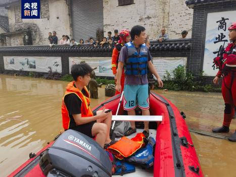 广东惠州暴雨致内涝 汽车涉水行进 千名消防力前置救援