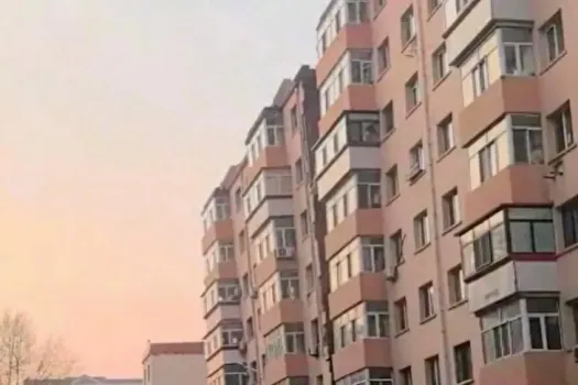 网传哈尔滨一住宅楼楼体开裂 居民紧急疏散待查