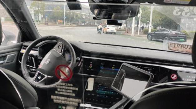 记者体验武汉无人驾驶网约车：车费比出租车便宜，一车最多乘坐3人