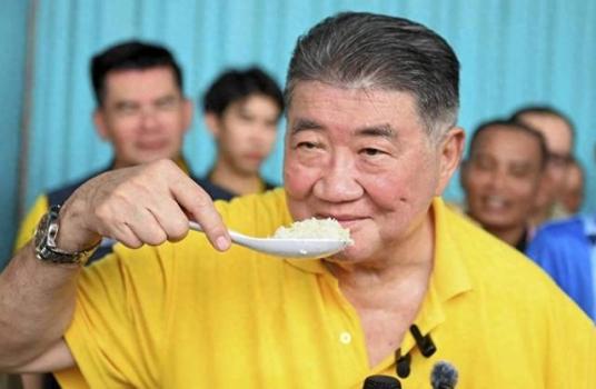 泰国副总理卖力推销10年陈米 力证安全可食，减亏增收