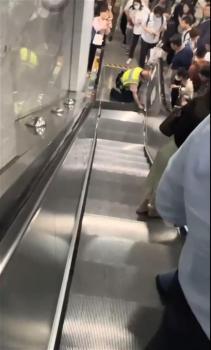 上海地铁辟谣有人掉进扶梯：乘客鞋被夹 无人受伤