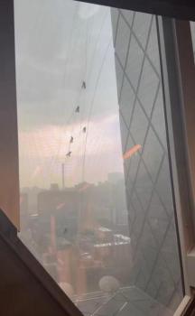 央视大楼外“蜘蛛人”已平安撤离 狂风中惊险作业引关注