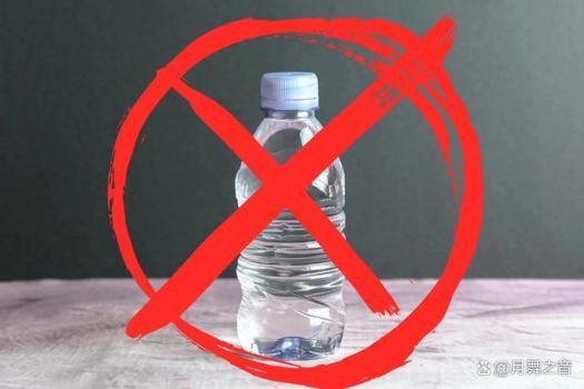 放久了的瓶装水别喝了！暴晒塑料水瓶会释放剧毒致癌物