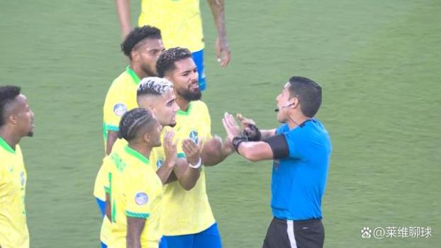 巴西又被黑！教练进场大骂，全队围攻裁判，淘汰赛一轮游成就梅西