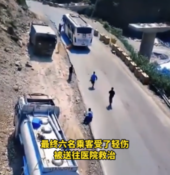 印度一公交车刹车失灵乘客纷纷跳车 6名乘客受伤