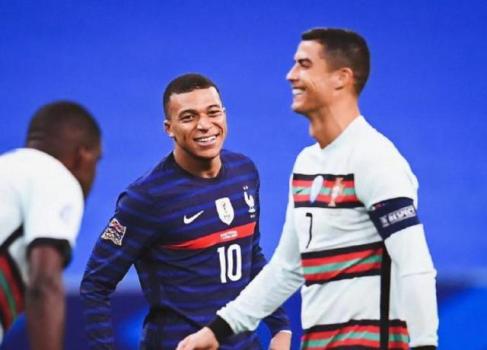 历史性一刻！姆巴佩C罗球员通道握手拥抱寒暄，法国葡萄牙队长粉丝偶像同框 偶像与新生代的传承