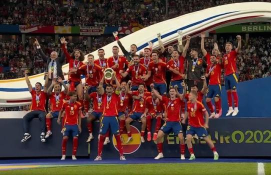 欧洲杯日报：西班牙四冠独居第一！罗德里MVP，亚马尔助攻王 新人王