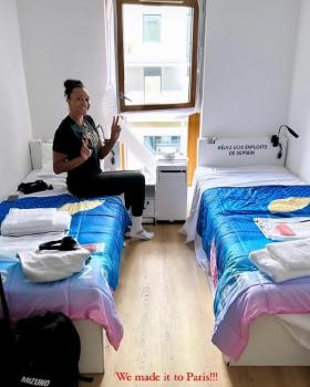 美国女排球员华盛顿分享奥运村房间 纸板床可太秀了！
