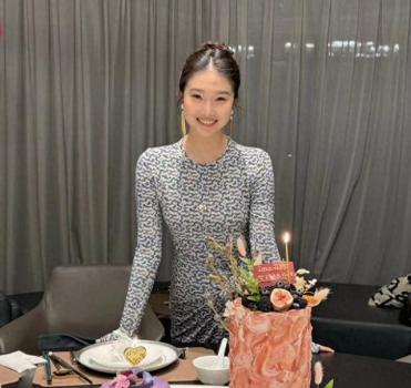 马伊琍大女儿与文章挽手臂合影 父女情深显温馨