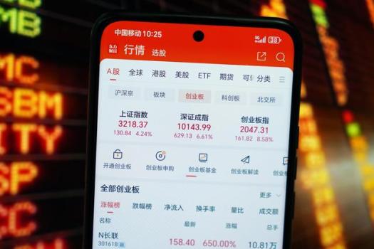 股市沸腾 券商抢开户不打烊 投资者蜂拥而入，市场信心爆棚