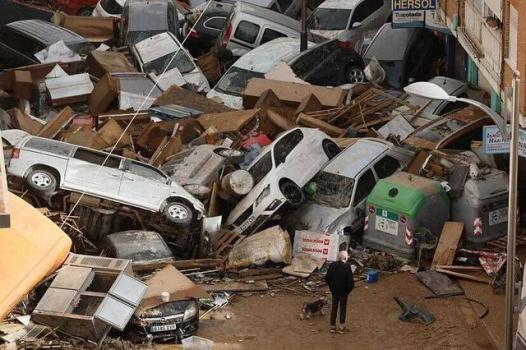 瓦伦西亚暴雨致死人数过百 体育赛事延期默哀