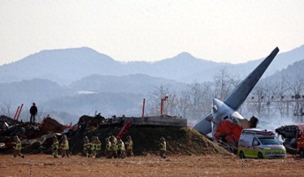 韩国空难细节披露：二次着陆时坠毁 伤亡惨重引发关注