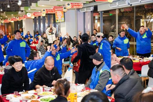 菜鳥速遞請快遞員吃年夜飯 溫暖團聚共享年味