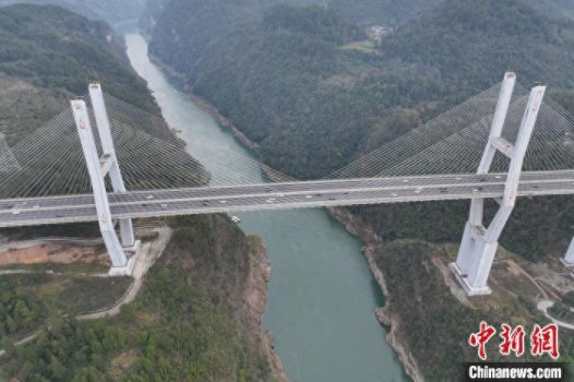 航拍貴州楠木渡烏江大橋返程車流 春節(jié)假期尾聲高峰