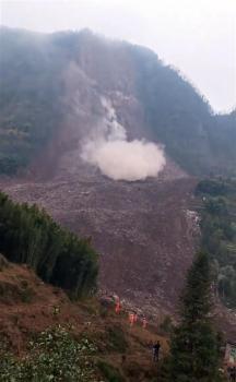 山體滑坡后村民徒手搬石塊救人 救援持續(xù)進行中