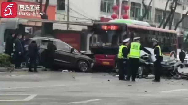 江蘇鎮(zhèn)江一公交站前多車相撞 有車輛撞損嚴重車身扭曲變形