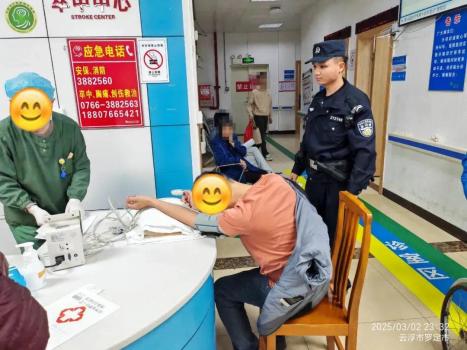 小货车拦下警车求助 结局很暖心......