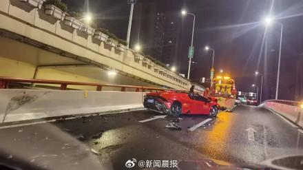 上海两车发生激烈碰撞 兰博基尼撞墙严重受损