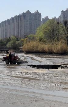 当地回应洛阳一湖底出现塌方 初步研判与水泥开裂有关