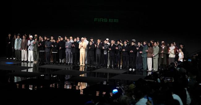 胡兵中国国际时装周走秀 展示西服新趋势