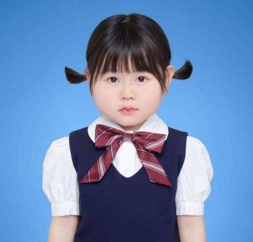 4岁网红瑶一瑶上学了 妈妈：很听话 新朋友与独立成长