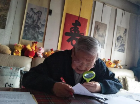 右眼失明，身患4种癌症，他坚持写出上百万字科学著作